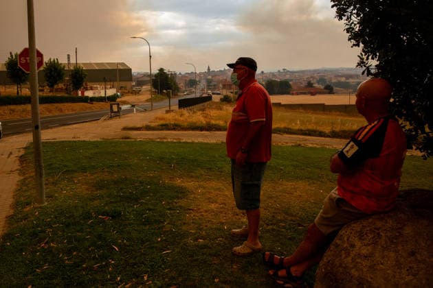 The Infocam Plan Raises the Almorox, Toledo Fire to Level 2 Several residents, on July 25, 2026, in Almorox, Toledo, Castilla-La Mancha, Spain The Infocam Plan has raised the Almorox, Toledo fire to Level 2, as reported by the Castilla-La Mancha Forest Fire Prevention and Suppression Unit on its social media accounts. Five aerial resources, 40 ground resources, and 189 personnel are currently working on fire suppression efforts in the area. Due to a change in wind direction, the fire in the Sierra Oeste of Madrid has spread into the province of Toledo via the Almorox area. JULY 25, 2026 FIRE NEIGHBORS LEVEL 2 Juanma Jimé Almorox, Toledo, Castilla-La Man Almorox, Toledo, Castilla-La Man Spain  Copyright: xJuanmaxJimÃ nezx 7687851