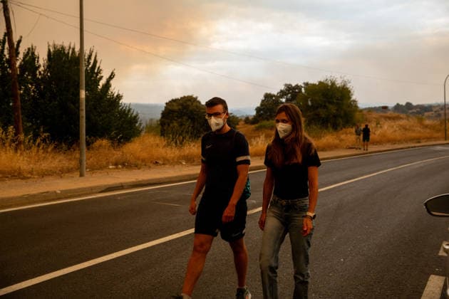 The Infocam Plan Raises the Almorox, Toledo Fire to Level 2 Several residents, on July 25, 2026, in Almorox, Toledo, Castilla-La Mancha, Spain The Infocam Plan has raised the Almorox, Toledo fire to Level 2, as reported by the Castilla-La Mancha Forest Fire Prevention and Suppression Unit on its social media accounts. Five aerial resources, 40 ground resources, and 189 personnel are currently working on fire suppression efforts in the area. Due to a change in wind direction, the fire in the Sierra Oeste of Madrid has spread into the province of Toledo via the Almorox area. JULY 25, 2026 FIRE NEIGHBORS LEVEL 2 Juanma Jimé Almorox, Toledo, Castilla-La Man Almorox, Toledo, Castilla-La Man Spain  Copyright: xJuanmaxJimÃ nezx 7687852