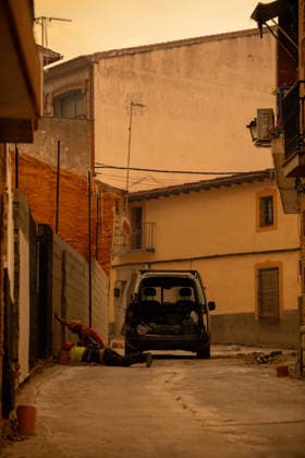 The Infocam Plan Raises the Almorox, Toledo Fire to Level 2 Several residents, on July 25, 2026, in Almorox, Toledo, Castilla-La Mancha, Spain. The Infocam Plan has raised the Almorox, Toledo fire to Level 2, as reported by the Castilla-La Mancha Forest Fire Prevention and Suppression Unit on its social media accounts. Five aerial resources, 40 ground resources, and 189 personnel are currently working on fire suppression efforts in the area. Due to a shift in wind direction, the fire in the Sierra Oeste of Madrid has spread into the province of Toledo via the Almorox area. JULY 25, 2026 FIRE NEIGHBORS LEVEL 2 Juanma Jimé Almorox, Toledo, Castilla La Man Almorox, Toledo, Castilla La Man Spain  Copyright: xJuanmaxJimÃ nezx 7687857