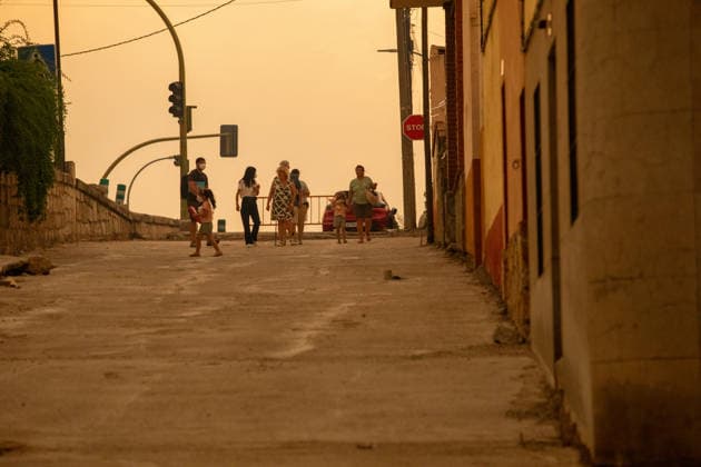 The Infocam Plan Raises the Almorox, Toledo Fire to Level 2 Several residents, on July 25, 2026, in Almorox, Toledo, Castilla-La Mancha, Spain. The Infocam Plan has raised the Almorox, Toledo fire to Level 2, as reported by the Castilla-La Mancha Forest Fire Prevention and Suppression Unit on its social media accounts. Five aerial resources, 40 ground resources, and 189 personnel are currently working on fire suppression efforts in the area. Due to a shift in wind direction, the fire in the Sierra Oeste of Madrid has spread into the province of Toledo via the Almorox area. JULY 25, 2026 FIRE NEIGHBORS LEVEL 2 Juanma Jimé Almorox, Toledo, Castilla La Man Almorox, Toledo, Castilla La Man Spain  Copyright: xJuanmaxJimÃ nezx 7687858