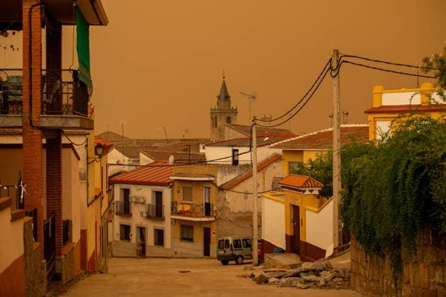 The Infocam Plan Raises the Almorox, Toledo Fire to Level 2 View of a street on July 25, 2026, in Almorox, Toledo, Castilla-La Mancha, Spain. The Infocam Plan has raised the Almorox, Toledo fire to Level 2, as reported by the Castilla-La Mancha Forest Fire Prevention and Suppression Unit on its social media accounts. Five aerial resources, 40 ground resources, and 189 personnel are currently working on fire suppression efforts in the area. Due to a change in wind direction, the fire in the Sierra Oeste of Madrid has spread into the province of Toledo via the Almorox area. JULY 25, 2026 FIRE NEIGHBORS LEVEL 2 Juanma Jimé Almorox, Toledo, Castilla-La Man Almorox, Toledo, Castilla-La Man Spain  Copyright: xJuanmaxJimÃ nezx 7687868
