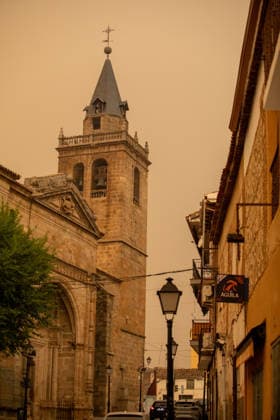The Infocam Plan Raises the Almorox, Toledo Fire to Level 2 View of a street on July 25, 2026, in Almorox, Toledo, Castilla-La Mancha, Spain. The Infocam Plan has raised the Almorox, Toledo fire to Level 2, as reported by the Castilla-La Mancha Forest Fire Prevention and Suppression Unit on its social media accounts. Five aerial resources, 40 ground resources, and 189 personnel are currently working on fire suppression efforts in the area. Due to a change in wind direction, the fire in the Sierra Oeste of Madrid has spread into the province of Toledo via the Almorox area. JULY 25, 2026 FIRE NEIGHBORS LEVEL 2 Juanma Jimé Almorox, Toledo, Castilla-La Man Almorox, Toledo, Castilla-La Man Spain  Copyright: xJuanmaxJimÃ nezx 7687869