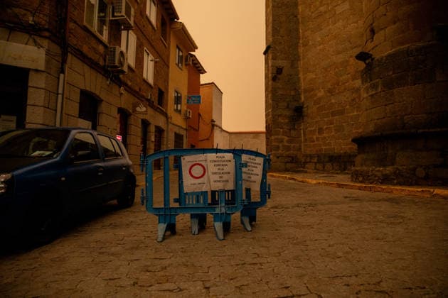 The Infocam Plan Raises the Almorox, Toledo Fire to Level 2 View of a street on July 25, 2026, in Almorox, Toledo, Castilla-La Mancha, Spain. The Infocam Plan has raised the Almorox, Toledo fire to Level 2, as reported by the Castilla-La Mancha Forest Fire Prevention and Suppression Unit on its social media accounts. Five aerial resources, 40 ground resources, and 189 personnel are currently working on fire suppression efforts in the area. Due to a change in wind direction, the fire in the Sierra Oeste of Madrid has spread into the province of Toledo via the Almorox area. JULY 25, 2026 FIRE NEIGHBORS LEVEL 2 Juanma Jimé Almorox, Toledo, Castilla-La Man Almorox, Toledo, Castilla-La Man Spain  Copyright: xJuanmaxJimÃ nezx 7687870
