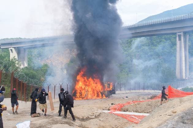 News Bilder des Tages July 25, 2026, Chiomonte, Val Di Susa, Italy: CHIOMONTE, VAL DI SUSA, PIEDMONT, ITALY Ã¢â‚¬ JULY 25, 2026: Masked activists from the No TAV movement, a protest movement opposing the Turin-Lyon high-speed railway project, clash with security forces in Chiomonte, Val di Susa, Piedmont, Italy, after storming the high-speed rail construction site. Protesters threw rocks and firecrackers, setting fire to four vehicles belonging to the Carabinieri and Guardia di Finanza. Police responded with tear gas and water cannons, leaving more than 50 security personnel injured and forcing the closure of a section of the A32 Turin-Bardonecchia motorway. Chiomonte, Val Di Susa Italy - ZUMAq101 20260725_zna_q101_167 Copyright: xLeonardoxGaravagliax