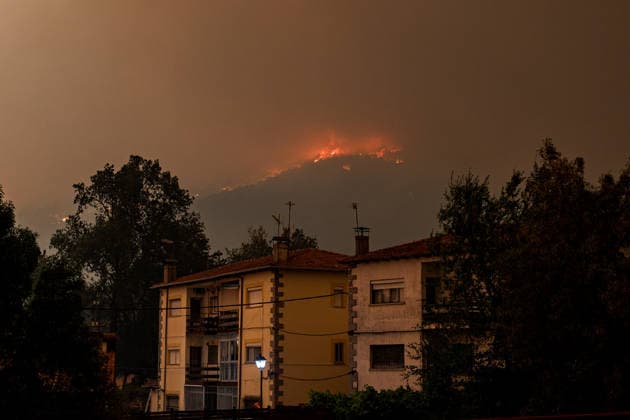 Evacuation of towns affected by the wildfires in Spain AVILA, SPAIN - JULY 25: Evacuation efforts continue in the towns affected by the wildfires as firefighters battle the blaze in La Adrada, Province of Avila, Spain, on July 25, 2026. Diego Radames Anadolu Avila Spain. Editorial use only. Please get in touch for any other usage.  Copyright: x2026xAnadoluxDiegoxRadamesx