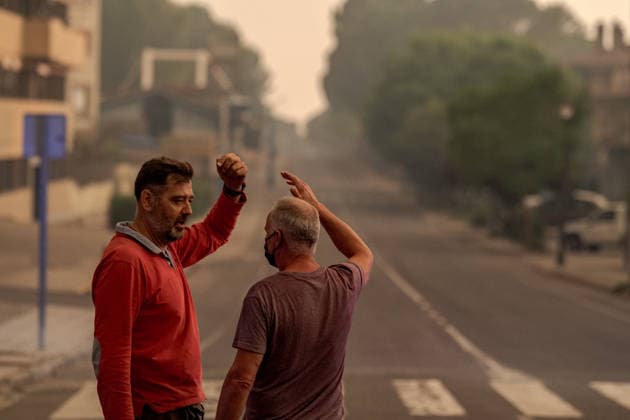 Evacuation of towns affected by the wildfires in Spain AVILA, SPAIN - JULY 25: Evacuation efforts continue in the towns affected by the wildfires as firefighters battle the blaze in La Adrada, Province of Avila, Spain, on July 25, 2026. Diego Radames Anadolu Avila Spain. Editorial use only. Please get in touch for any other usage.  Copyright: x2026xAnadoluxDiegoxRadamesx