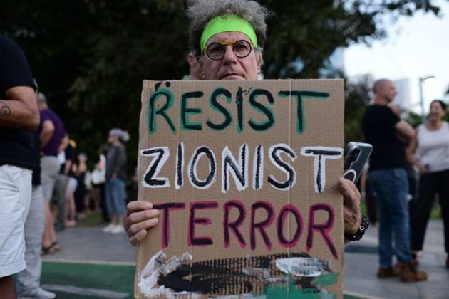 July 25, 2026, Tel-Aviv, Israel: TEL AVIV, ISRAEL Ã¢â‚¬ JULY 25, 2026: Dozens of protesters gather outside Israeli military headquarters (Kirya) in Tel Aviv to demonstrate against ongoing settler violence targeting Palestinians in the occupied West Bank. Clashes broke out with police after some demonstrators attempted to block the road. Tel-Aviv Israel  - ZUMAq101 20260725_zna_q101_256 Copyright: xTomerxNeubergx