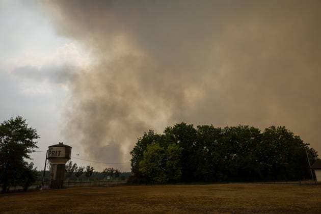 MAJOR FIRES IN GIRONDE DAY 3 PHOTOPQR VOIX DU NORD SEVERINE COURBE JULY 25, 2026 BLAGON JULY 25, 2026 Major fires—forest fires in Gironde around the village PHOTO SEVERINE COURBE LA VOIX DU NORD Fires in southwestern France on July 25, 2026 Local Caption GIRONDE France  Copyright: xPHOTOPQR VOIXxDUxNORD MAXPPPxSEVERINExCOURBEx 20260725VDN1453 20260725VDN1453