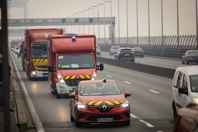 MAJOR FIRES IN GIRONDE, DAY 3 – PHOTOPQR, VOIX DU NORD, SEVERINE COURBE – JULY 25, 2026, LORMONT – JULY 25, 2026 Major fires and forest fires in Gironde; a column of firefighters reinforcing the Pas-de-Calais is heading toward Mérignac via the Pont d’Aquitaine PHOTO SEVERINE COURBE LA VOIX DU NORD Fires in southwestern France on July 25, 2026 Local Caption GIRONDE France  Copyright: xPHOTOPQR VOIXxDUxNORD MAXPPPxSEVERINExCOURBEx 20260725VDN1469 20260725VDN1469