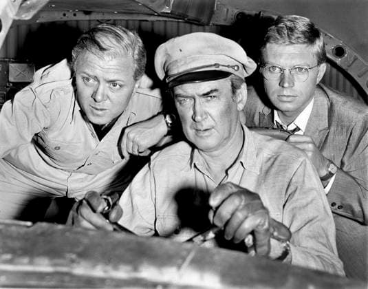 Richard Attenborough, James Stewart, Hardy Kruger, on-set of the Film, The Flight of the Phoenix , 20th Century Fox, 1965  Copyright: xABxArchivesx jtv014141