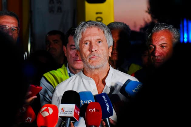 Marlaska Extends the National Emergency Declaration Due to Wildfires to the Province of Toledo Interior Minister Fernando Grande Marlaska addresses the media at the Forward Command Post on July 25, 2026, in Navaluenga, Ávila, Castile and León, Spain. Interior Minister Fernando Grande Marlaska has expanded the territorial scope of the national emergency declaration—which previously covered the Community of Madrid and the province of Ávila in Castile and León—to include the province of Toledo. The decision was made at the request of the emergency operations command, and in light of the evolution of the fires, their cross-regional nature, and the need to ensure maximum efficiency in the coordination and deployment of available resources, acco  Copyright: xMateoxLanzuelax 7688090