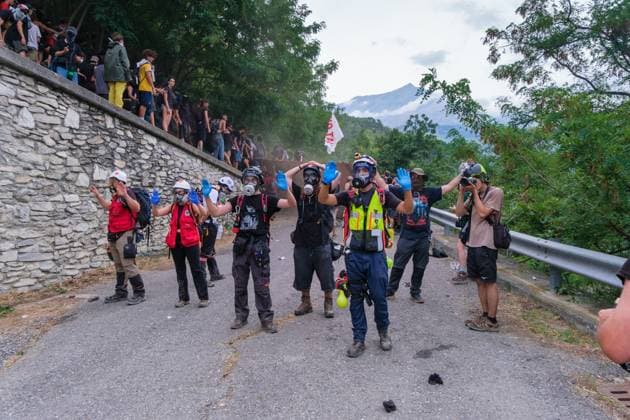 July 25, 2026, Chiomonte, Val Di Susa, Italy: CHIOMONTE, VAL DI SUSA, PIEDMONT, ITALY Ã¢â‚¬ JULY 25, 2026: Masked activists from the No TAV movement, which opposes the Turin-Lyon high-speed railway project, clash with security forces after storming the high-speed rail construction site in Chiomonte. Protesters threw rocks and firecrackers, setting fire to four vehicles belonging to the Carabinieri and Guardia di Finanza. Police responded with tear gas and water cannons, leaving more than 50 security personnel injured and forcing the closure of a section of the A32 Turin-Bardonecchia motorway. Chiomonte, Val Di Susa Italy  - ZUMAq101 20260725_zna_q101_272 Copyright: xLeonardoxGaravagliax