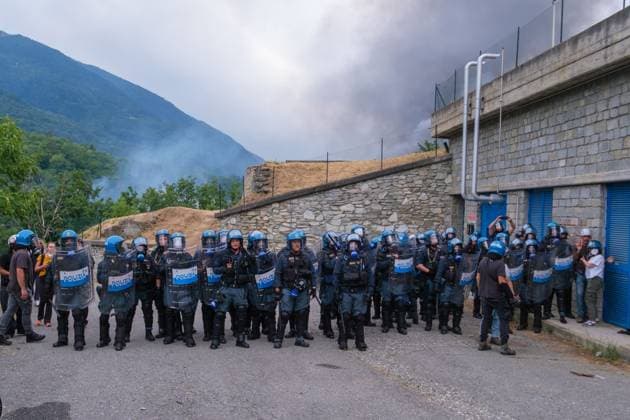 July 25, 2026, Chiomonte, Val Di Susa, Italy: CHIOMONTE, VAL DI SUSA, PIEDMONT, ITALY Ã¢â‚¬ JULY 25, 2026: Masked activists from the No TAV movement, which opposes the Turin-Lyon high-speed railway project, clash with security forces after storming the high-speed rail construction site in Chiomonte. Protesters threw rocks and firecrackers, setting fire to four vehicles belonging to the Carabinieri and Guardia di Finanza. Police responded with tear gas and water cannons, leaving more than 50 security personnel injured and forcing the closure of a section of the A32 Turin-Bardonecchia motorway. Chiomonte, Val Di Susa Italy  - ZUMAq101 20260725_zna_q101_276 Copyright: xLeonardoxGaravagliax