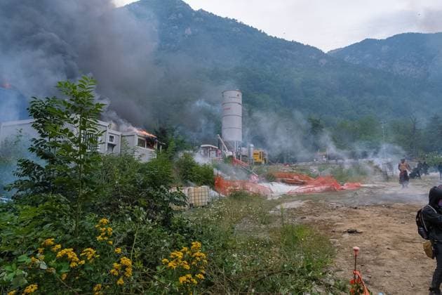 July 25, 2026, Chiomonte, Val Di Susa, Italy: CHIOMONTE, VAL DI SUSA, PIEDMONT, ITALY Ã¢â‚¬ JULY 25, 2026: Masked activists from the No TAV movement, which opposes the Turin-Lyon high-speed railway project, clash with security forces after storming the high-speed rail construction site in Chiomonte. Protesters threw rocks and firecrackers, setting fire to four vehicles belonging to the Carabinieri and Guardia di Finanza. Police responded with tear gas and water cannons, leaving more than 50 security personnel injured and forcing the closure of a section of the A32 Turin-Bardonecchia motorway. Chiomonte, Val Di Susa Italy  - ZUMAq101 20260725_zna_q101_279 Copyright: xLeonardoxGaravagliax