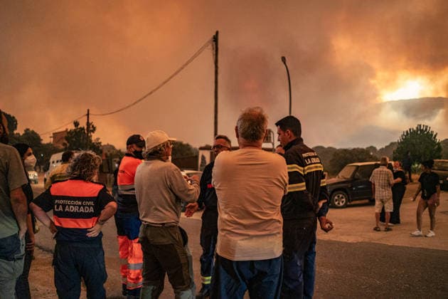 The wildfire in Ávila forces the evacuation of seven more towns and leaves 13,750 people affected after a difficult night Residents are evacuated as the fire approaches in La Adrada, July 25, 2026, in Ávila, Castile and León, Spain. The Burgohondo forest fire in Ávila, now in its fourth day this Saturday, has forced the preventive evacuation of the towns of Piedralaves, La Adrada, Casillas, Sotillo, Santa María del Tiétar, Navahondilla, and Casavieja following a difficult night marked by constantly changing weather conditions and the proximity of the fire advancing from the Community of Madrid, while, for the moment, the affected population totals 5,150 evacuees and 8,600 people under lockdown. JULY 25, 2026 FIRE EVACUEES TOWN César Vallej  Copyright: xCÃ sarxVallejoxRodriguezx 7688130