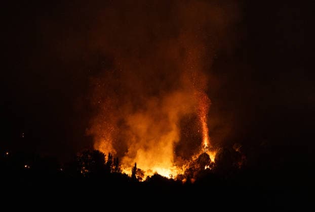 The fire is spreading slowly at night and its intensity has decreased, but winds are expected to pick up this morning. Nighttime view of the fire, July 25, 2026, in San Martín de Valdeiglesias, Madrid, Spain. Overnight conditions improved, with less wind, higher humidity, and cooler temperatures, although the fire remains active. The authorities’ priority is to prevent the fire from reaching El Escorial or merging with the one affecting the Burgohondo area, in Ávila. JULY 25, 2026. Robledo de Chavela, Madrid. Robledo de Chavela, Madrid, Spain  Copyright: xEduardoxParrax 7688136