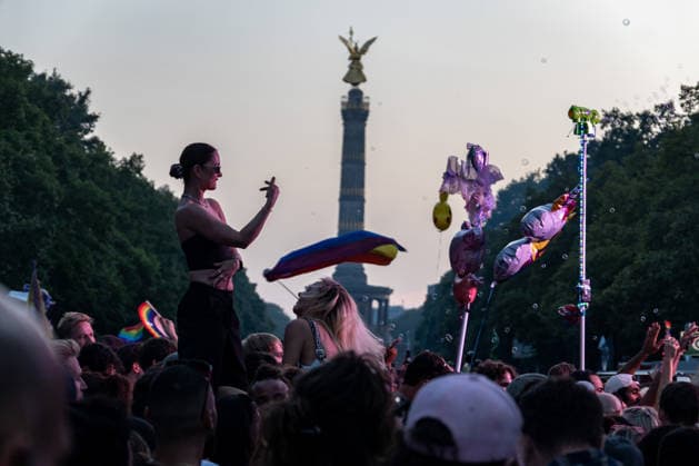 Menschen feiern in der Strasse des 17. Juni während des 48. Christopher Street Day in Berlin am 25. Juli 2026. 48. Christopher Street Day in Berlin *** People celebrate on 17 June Street during the 48th Christopher Street Day in Berlin on July 25, 2026 48th Christopher Street Day in Berlin