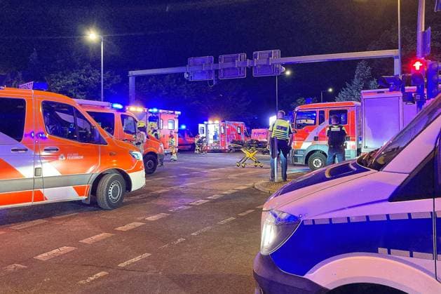 Berlin, Deutschland, 25.07.2026: Auto fährt bei CSD in Menschenmenge: Polizei und Rettungskräfte versorgen Verletzte, der Tatort ist weiträumig abgesperrt. *** Berlin, Germany, July 25, 2026: A car plows into a crowd at CSD; police and emergency responders are treating the injured; the crime scene has been cordoned off over a wide area Copyright: xdtsxNachrichtenagenturx dts_128443