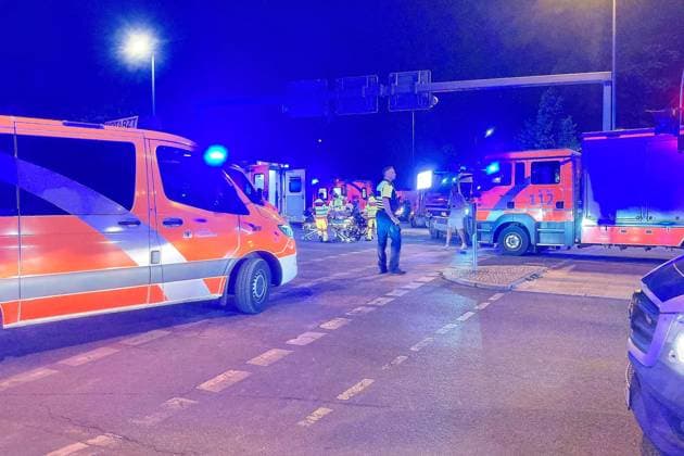 Berlin, Deutschland, 25.07.2026: Auto fährt bei CSD in Menschenmenge: Polizei und Rettungskräfte versorgen Verletzte, der Tatort ist weiträumig abgesperrt. *** Berlin, Germany, July 25, 2026: A car plows into a crowd during CSD; police and emergency responders are treating the injured, and the crime scene has been cordoned off over a wide area Copyright: xdtsxNachrichtenagenturx dts_128444