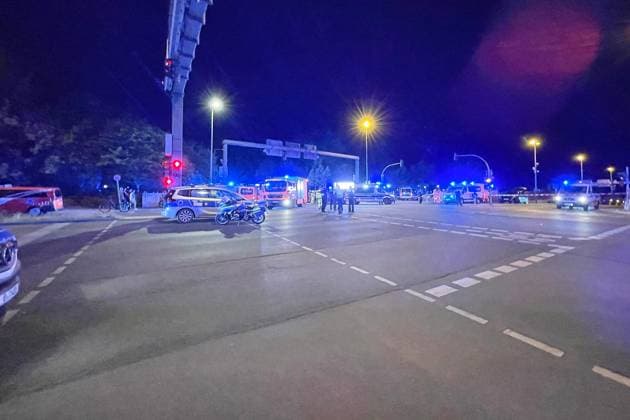 Berlin, Deutschland, 25.07.2026: Auto fährt bei CSD in Menschenmenge: Polizei und Rettungskräfte versorgen Verletzte, der Tatort ist weiträumig abgesperrt. *** Berlin, Germany, July 25, 2026: A car plows into a crowd during CSD; police and emergency responders are treating the injured, and the scene has been cordoned off over a wide area Copyright: xdtsxNachrichtenagenturx dts_128457