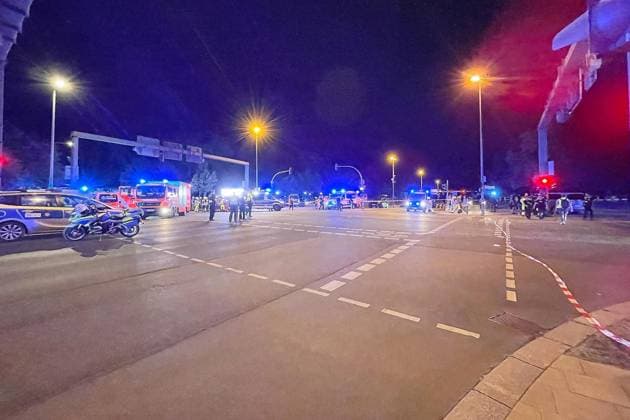 Berlin, Deutschland, 25.07.2026: Auto fährt bei CSD in Menschenmenge: Polizei und Rettungskräfte versorgen Verletzte, der Tatort ist weiträumig abgesperrt. *** Berlin, Germany, July 25, 2026: A car plows into a crowd during CSD; police and emergency responders are treating the injured, and the scene has been cordoned off over a wide area Copyright: xdtsxNachrichtenagenturx dts_128466