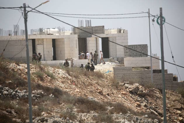 July 25, 2026, Nablus, West Bank, Palestine: Israeli soldiers surround the home of the Palestinian man who shot a settler in self-defense after a group of Jewish settlers stormed his house. This attack came in retaliation for the killing of two settlers and four Palestinians in Tell, southwest of Nablus in the West Bank. In response, settlers set fire to Palestinian cars and homes in Tell and the neighboring village of Qalqilya Sara. Meanwhile, the Israeli army announced its readiness for a military operation in the northern West Bank, which is under the control of the Palestinian Authority. Nablus Palestine - ZUMAs197 20260725_aaa_s197_245 Copyright: xNasserxishatyehx