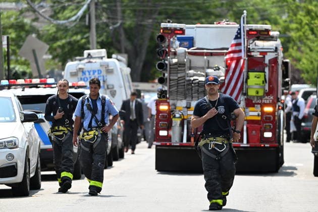 Police shoot armed suspect in Queens after house fire NEW YORK, NY, UNITED STATES - JULY 25: NYPD officers work the scene where a suspect wielding a shotgun was shot and critically wounded by NYPD officers after two people were found dead and the house was found to be set ablaze in Far Rockaway, Queens, New York, United States on Saturday, July 25, 2026. Saturday afternoon NYPD and FDNY responded to the incident at the home on 25-33 Ocean Crest Boulevard. Inside of the suspects tactical vest, shotgun shells were found when he was taken into custody. Kyle Mazza Anadolu New york United States. Editorial use only. Please get in touch for any other usage.  Copyright: x2026xAnadoluxKylexMazzax