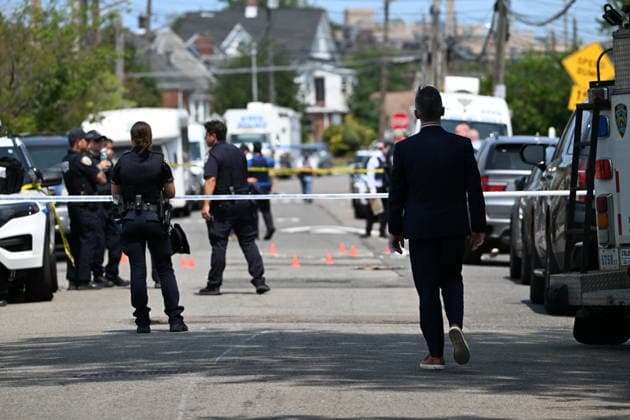 Police shoot armed suspect in Queens after house fire NEW YORK, NY, UNITED STATES - JULY 25: NYPD officers work the scene where a suspect wielding a shotgun was shot and critically wounded by NYPD officers after two people were found dead and the house was found to be set ablaze in Far Rockaway, Queens, New York, United States on Saturday, July 25, 2026. Saturday afternoon NYPD and FDNY responded to the incident at the home on 25-33 Ocean Crest Boulevard. Inside of the suspects tactical vest, shotgun shells were found when he was taken into custody. Kyle Mazza Anadolu New york United States. Editorial use only. Please get in touch for any other usage.  Copyright: x2026xAnadoluxKylexMazzax