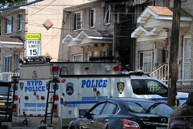 Police shoot armed suspect in Queens after house fire NEW YORK, NY, UNITED STATES - JULY 25: NYPD officers work the scene where a suspect wielding a shotgun was shot and critically wounded by NYPD officers after two people were found dead and the house was found to be set ablaze in Far Rockaway, Queens, New York, United States on Saturday, July 25, 2026. Saturday afternoon NYPD and FDNY responded to the incident at the home on 25-33 Ocean Crest Boulevard. Inside of the suspects tactical vest, shotgun shells were found when he was taken into custody. Kyle Mazza Anadolu New york United States. Editorial use only. Please get in touch for any other usage.  Copyright: x2026xAnadoluxKylexMazzax