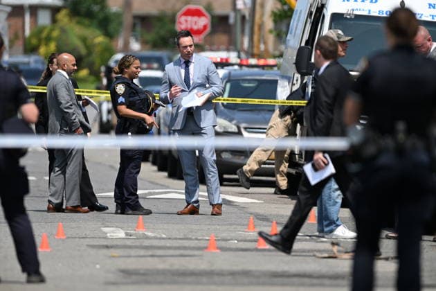 Police shoot armed suspect in Queens after house fire NEW YORK, NY, UNITED STATES - JULY 25: NYPD officers work the scene where a suspect wielding a shotgun was shot and critically wounded by NYPD officers after two people were found dead and the house was found to be set ablaze in Far Rockaway, Queens, New York, United States on Saturday, July 25, 2026. Saturday afternoon NYPD and FDNY responded to the incident at the home on 25-33 Ocean Crest Boulevard. Inside of the suspects tactical vest, shotgun shells were found when he was taken into custody. Kyle Mazza Anadolu New york United States. Editorial use only. Please get in touch for any other usage.  Copyright: x2026xAnadoluxKylexMazzax