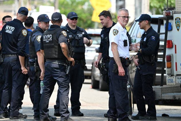 Police shoot armed suspect in Queens after house fire NEW YORK, NY, UNITED STATES - JULY 25: NYPD officers work the scene where a suspect wielding a shotgun was shot and critically wounded by NYPD officers after two people were found dead and the house was found to be set ablaze in Far Rockaway, Queens, New York, United States on Saturday, July 25, 2026. Saturday afternoon NYPD and FDNY responded to the incident at the home on 25-33 Ocean Crest Boulevard. Inside of the suspects tactical vest, shotgun shells were found when he was taken into custody. Kyle Mazza Anadolu New york United States. Editorial use only. Please get in touch for any other usage.  Copyright: x2026xAnadoluxKylexMazzax