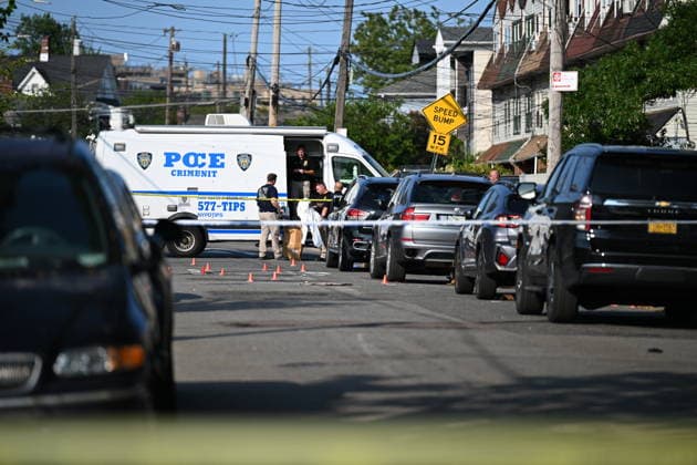 Police shoot armed suspect in Queens after house fire NEW YORK, NY, UNITED STATES - JULY 25: NYPD officers work the scene where a suspect wielding a shotgun was shot and critically wounded by NYPD officers after two people were found dead and the house was found to be set ablaze in Far Rockaway, Queens, New York, United States on Saturday, July 25, 2026. Saturday afternoon NYPD and FDNY responded to the incident at the home on 25-33 Ocean Crest Boulevard. Inside of the suspects tactical vest, shotgun shells were found when he was taken into custody. Kyle Mazza Anadolu New York United States. Editorial use only. Please get in touch for any other usage.  Copyright: x2026xAnadoluxKylexMazzax