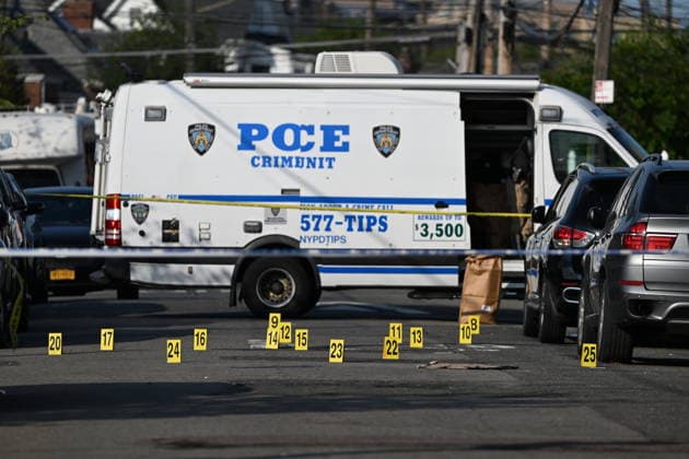 Police shoot armed suspect in Queens after house fire NEW YORK, NY, UNITED STATES - JULY 25: NYPD officers work the scene where a suspect wielding a shotgun was shot and critically wounded by NYPD officers after two people were found dead and the house was found to be set ablaze in Far Rockaway, Queens, New York, United States on Saturday, July 25, 2026. Saturday afternoon NYPD and FDNY responded to the incident at the home on 25-33 Ocean Crest Boulevard. Inside of the suspects tactical vest, shotgun shells were found when he was taken into custody. Kyle Mazza Anadolu New York United States. Editorial use only. Please get in touch for any other usage.  Copyright: x2026xAnadoluxKylexMazzax