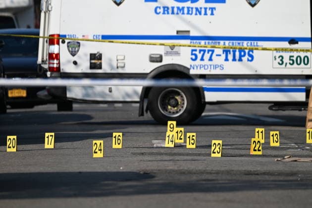 Police shoot armed suspect in Queens after house fire NEW YORK, NY, UNITED STATES - JULY 25: NYPD officers work the scene where a suspect wielding a shotgun was shot and critically wounded by NYPD officers after two people were found dead and the house was found to be set ablaze in Far Rockaway, Queens, New York, United States on Saturday, July 25, 2026. Saturday afternoon NYPD and FDNY responded to the incident at the home on 25-33 Ocean Crest Boulevard. Inside of the suspects tactical vest, shotgun shells were found when he was taken into custody. Kyle Mazza Anadolu New York United States. Editorial use only. Please get in touch for any other usage.  Copyright: x2026xAnadoluxKylexMazzax