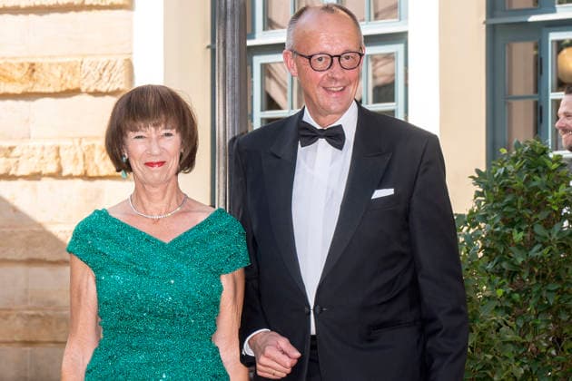 Entertainment des Tages Bundeskanzler Friedrich Merz und seine Ehefrau Charlotte Gass bei der Eroeffnung der Bayreuther Festspiele am 25.07.2026 im Festspielhaus in Bayreuth Friedrich Merz and his wife Charlotte Merz attend the concert of Beethovens 9. Symphonie to open the annual Bayreuth Festival 2026 (Richard-Wagner-Festspiele) at Bayreuth Festspielhaus on July 25, 2026 in Bayreuth, Germany Bayreuther Wagner Festspiele Eroeffnung Opening *** Chancellor Friedrich Merz and his wife Charlotte Gass at the opening of the Bayreuth Festival on July 25, 2026, at the Festspielhaus in Bayreuth. Friedrich Merz and his wife Charlotte Merz attend the concert featuring Beethoven’s Ninth Symphony to open the annual Bayreuth Festival 2026 Richard Wagner Festival at the Ba 