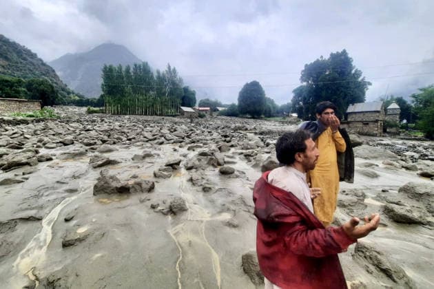 News Bilder des Tages July 25, 2026, Peshawar, Peshawar, Pakistan: Flash Floods and Glacier Outburst Floods Cut Off Parts of Gilgit-Baltistan for Fourth Day...GILGIT, Pakistan Torrential rains, flash floods and glacial lake outburst floods (GLOFs) continued to isolate several parts of Pakistan s Gilgit-Baltistan region for a fourth consecutive day, with thousands of residents and tourists stranded as key roads remained blocked. Authorities said rapid glacier melting, driven by unusually high temperatures, caused widespread damage to highways, disrupted relief operations and cut access to remote valleys. Emergency teams are working around the clock to restore road links, while helicopter rescue operations have been ordered for inaccessible areas. The Pakistan Met - ZUMAa217 20260725_znp_a217_002 Copyright: xHussainxAlix