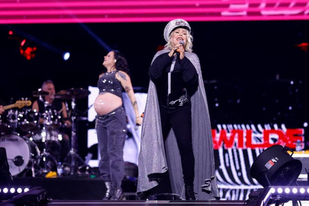 Popsaengerin Kim Wilde - hier neben ihrer hochschwangeren Nichte Scarlett Wilde - bei Die 80er live 2026 auf Schalke - die groesste 80er Party der Welt in der Veltins Arena in Gelsenkirchen. Gelsenkirchen, 25.07.2026 NRW Deutschland *** Pop singer Kim Wilde, pictured here alongside her heavily pregnant niece Scarlett Wilde, at The 80s Live 2026 at Schalke—the world s biggest 80s party—at the Veltins Arena in Gelsenkirchen, Gelsenkirchen, July 25, 2026, North Rhine-Westphalia, Germany Copyright: xChristophxHardtx