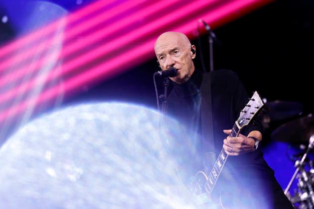 Rockmusiker Midge Ure bei Die 80er live 2026 auf Schalke - die groesste 80er Party der Welt in der Veltins Arena in Gelsenkirchen. Gelsenkirchen, 25.07.2026 NRW Deutschland *** Rock musician Midge Ure at The 80s Live 2026 at Schalke—the world s biggest 80s party—at the Veltins Arena in Gelsenkirchen, Gelsenkirchen, July 25, 2026, North Rhine-Westphalia, Germany Copyright: xChristophxHardtx