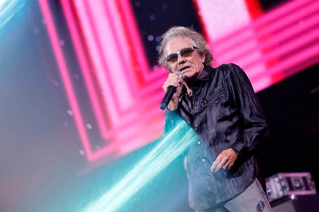 Saenger Mickey Thomas von der Band Starship bei Die 80er live 2026 auf Schalke - die groesste 80er Party der Welt in der Veltins Arena in Gelsenkirchen. Gelsenkirchen, 25.07.2026 NRW Deutschland *** Singer Mickey Thomas of the band Starship at Die 80er live 2026 at Schalke—the world s biggest 80s party—at the Veltins Arena in Gelsenkirchen, Gelsenkirchen, July 25, 2026, North Rhine-Westphalia, Germany Copyright: xChristophxHardtx