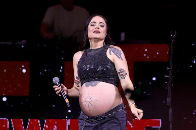 Backgroundsaengerin Scarlett Wilde, Nichte von Popsaengerin Kim Wilde, hochschwanger bei Die 80er live 2026 auf Schalke - die groesste 80er Party der Welt in der Veltins Arena in Gelsenkirchen. Gelsenkirchen, 25.07.2026 NRW Deutschland *** Backing vocalist Scarlett Wilde, niece of pop singer Kim Wilde, heavily pregnant at Die 80er live 2026 at Schalke—the world s biggest 80s party—at the Veltins Arena in Gelsenkirchen, July 25, 2026, North Rhine-Westphalia, Germany Copyright: xChristophxHardtx