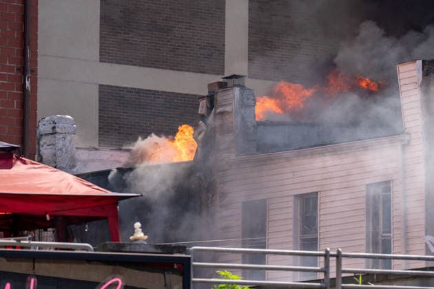 US-NEWS-NYC-QUEENS-HOUSE-FIRE-NY A 78-year-old woman died and 22 other people, including more than a dozen firefighters, were injured after a massive fire ripped through a Queens home on College Point Boulevard near 41st Road on Saturday, July 25, 2026, before spreading to two adjoining buildings in New York. (Theodore Parisienne New York Daily News TNS) Brooklyn New York United States of America EDITORIAL USE ONLY Copyright: xx 180338028W TheodorexParisiennex krtphotoslive965457