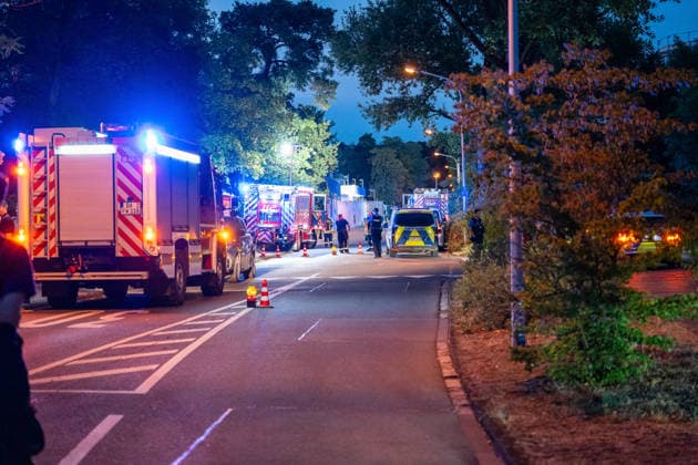 Brand in Zelle einer Abschiebehafteinrichtung Feuerwehr löscht schnell Mehrere Verletzte Kripo ermittelt Am 25.07.2026 brach gegen 20:30 Uhr in einem Zellenraum der Abschiebehafteinrichtung (AHE) in Darmstadt-Eberstadt ein Feuer aus. Feuerwehr und Polizei wurden alarmiert, die Feuerwehr löschte den Brand rasch. Wegen der Rauchentwicklung evakuierten Einsatzkräfte alle Untergebrachten vorsorglich in den Freihof der Einrichtung. Nach Polizeiangaben wurden zwei Insassen und zwei Angestellte der AHE durch eine Rauchgasvergiftung leicht verletzt und erstversorgt. Die Brandursache und die Schadenshöhe ermittelt die Kriminalpolizei K10 Darmstadt. Darmstadt Eberstadt Hessen Deutschland *** Fire in a Cell at a Deportation Detention C