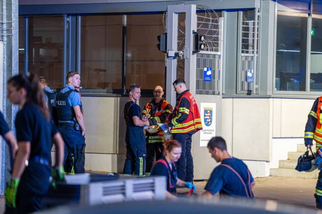 Brand in Zelle einer Abschiebehafteinrichtung Feuerwehr löscht schnell Mehrere Verletzte Kripo ermittelt Am 25.07.2026 brach gegen 20:30 Uhr in einem Zellenraum der Abschiebehafteinrichtung (AHE) in Darmstadt-Eberstadt ein Feuer aus. Feuerwehr und Polizei wurden alarmiert, die Feuerwehr löschte den Brand rasch. Wegen der Rauchentwicklung evakuierten Einsatzkräfte alle Untergebrachten vorsorglich in den Freihof der Einrichtung. Nach Polizeiangaben wurden zwei Insassen und zwei Angestellte der AHE durch eine Rauchgasvergiftung leicht verletzt und erstversorgt. Die Brandursache und die Schadenshöhe ermittelt die Kriminalpolizei K10 Darmstadt. Darmstadt Eberstadt Hessen Deutschland *** Fire in a Cell at a Deportation Detention C