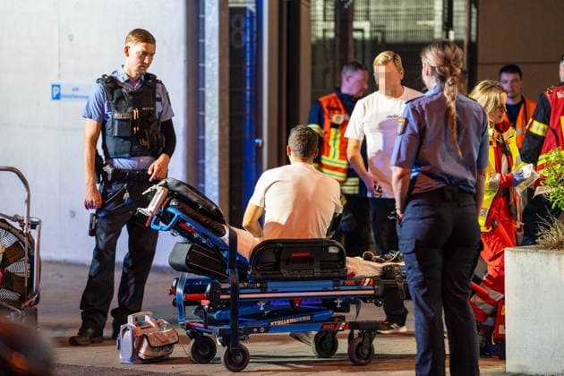Brand in Zelle einer Abschiebehafteinrichtung Feuerwehr löscht schnell Mehrere Verletzte Kripo ermittelt Am 25.07.2026 brach gegen 20:30 Uhr in einem Zellenraum der Abschiebehafteinrichtung (AHE) in Darmstadt-Eberstadt ein Feuer aus. Feuerwehr und Polizei wurden alarmiert, die Feuerwehr löschte den Brand rasch. Wegen der Rauchentwicklung evakuierten Einsatzkräfte alle Untergebrachten vorsorglich in den Freihof der Einrichtung. Nach Polizeiangaben wurden zwei Insassen und zwei Angestellte der AHE durch eine Rauchgasvergiftung leicht verletzt und erstversorgt. Die Brandursache und die Schadenshöhe ermittelt die Kriminalpolizei K10 Darmstadt. Darmstadt Eberstadt Hessen Deutschland *** Fire in a Cell at a Deportation Detention C