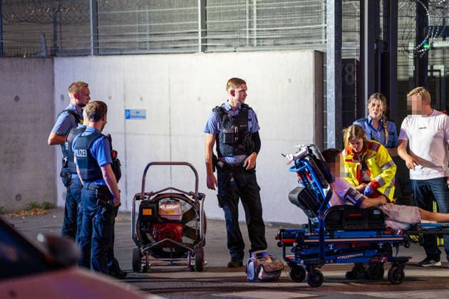 Brand in Zelle einer Abschiebehafteinrichtung Feuerwehr löscht schnell Mehrere Verletzte Kripo ermittelt Am 25.07.2026 brach gegen 20:30 Uhr in einem Zellenraum der Abschiebehafteinrichtung (AHE) in Darmstadt-Eberstadt ein Feuer aus. Feuerwehr und Polizei wurden alarmiert, die Feuerwehr löschte den Brand rasch. Wegen der Rauchentwicklung evakuierten Einsatzkräfte alle Untergebrachten vorsorglich in den Freihof der Einrichtung. Nach Polizeiangaben wurden zwei Insassen und zwei Angestellte der AHE durch eine Rauchgasvergiftung leicht verletzt und erstversorgt. Die Brandursache und die Schadenshöhe ermittelt die Kriminalpolizei K10 Darmstadt. Darmstadt Eberstadt Hessen Deutschland *** Fire in a Cell at a Deportation Detention C