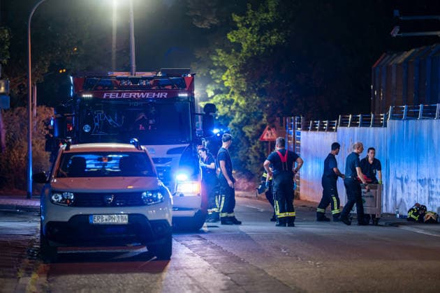 Brand in Zelle einer Abschiebehafteinrichtung Feuerwehr löscht schnell Mehrere Verletzte Kripo ermittelt Am 25.07.2026 brach gegen 20:30 Uhr in einem Zellenraum der Abschiebehafteinrichtung (AHE) in Darmstadt-Eberstadt ein Feuer aus. Feuerwehr und Polizei wurden alarmiert, die Feuerwehr löschte den Brand rasch. Wegen der Rauchentwicklung evakuierten Einsatzkräfte alle Untergebrachten vorsorglich in den Freihof der Einrichtung. Nach Polizeiangaben wurden zwei Insassen und zwei Angestellte der AHE durch eine Rauchgasvergiftung leicht verletzt und erstversorgt. Die Brandursache und die Schadenshöhe ermittelt die Kriminalpolizei K10 Darmstadt. Darmstadt Eberstadt Hessen Deutschland *** Fire in a Cell at a Deportation Detention C