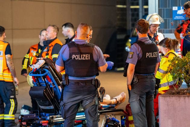 Brand in Zelle einer Abschiebehafteinrichtung Feuerwehr löscht schnell Mehrere Verletzte Kripo ermittelt Am 25.07.2026 brach gegen 20:30 Uhr in einem Zellenraum der Abschiebehafteinrichtung (AHE) in Darmstadt-Eberstadt ein Feuer aus. Feuerwehr und Polizei wurden alarmiert, die Feuerwehr löschte den Brand rasch. Wegen der Rauchentwicklung evakuierten Einsatzkräfte alle Untergebrachten vorsorglich in den Freihof der Einrichtung. Nach Polizeiangaben wurden zwei Insassen und zwei Angestellte der AHE durch eine Rauchgasvergiftung leicht verletzt und erstversorgt. Die Brandursache und die Schadenshöhe ermittelt die Kriminalpolizei K10 Darmstadt. Darmstadt Eberstadt Hessen Deutschland *** Fire in a Cell at a Deportation Detention C