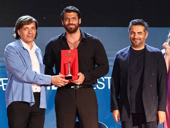 IPA86995537 - Soverato (CZ), Magna Graecia Film Festival - Opening Night. Pictured: Can Yaman receives the Colonna d Oro Award from Anton Giulio Grande and Gianvito Casadonte  Copyright: xMarcoxProvvisionatox xMarcoxProvvisionatox 86995537