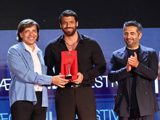 IPA86995538 - Soverato (CZ), Magna Graecia Film Festival - Opening Night. Pictured: Can Yaman receives the Colonna d Oro Award from Anton Giulio Grande and Gianvito Casadonte  Copyright: xMarcoxProvvisionatox xMarcoxProvvisionatox 86995538