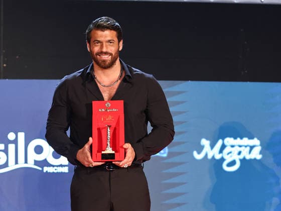 Entertainment des Tages IPA86995541 - Soverato (CZ), Magna Graecia Film Festival - Opening Night. Pictured: Can Yaman receives the Colonna d Oro Award  Copyright: xMarcoxProvvisionatox xMarcoxProvvisionatox 86995541